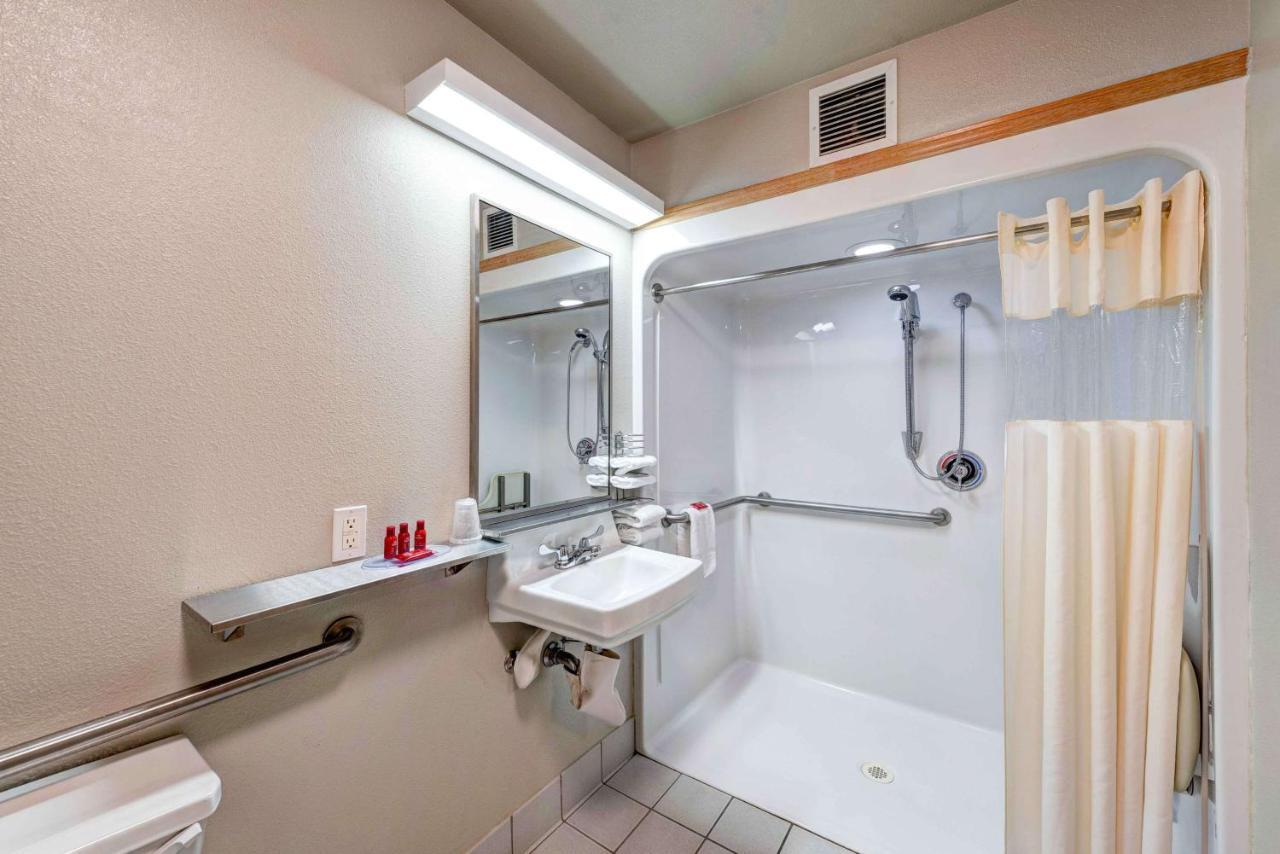 Double Room with Mobility Accessible Roll-In Shower,1284639121:JPEG